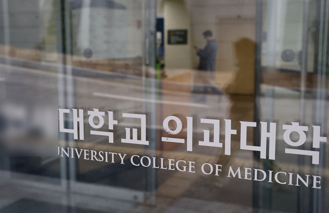정부의 의대 증원 방침에 반발한 전국 의대생들의 동맹휴학 예고로 교육당국이 동맹휴학 규모에 촉각을 기울이고 있다. [연합]