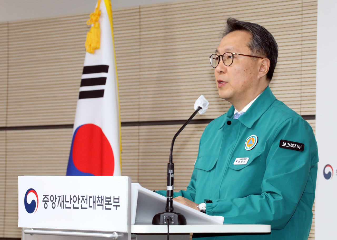 중앙재난안전대책본부 제1총괄조정관인 박민수 보건복지부 2차관이 27일 오전 정부세종청사에서 의사 집단행동 중앙재난안전대책본부 브리핑을 하고 있다. [연합]