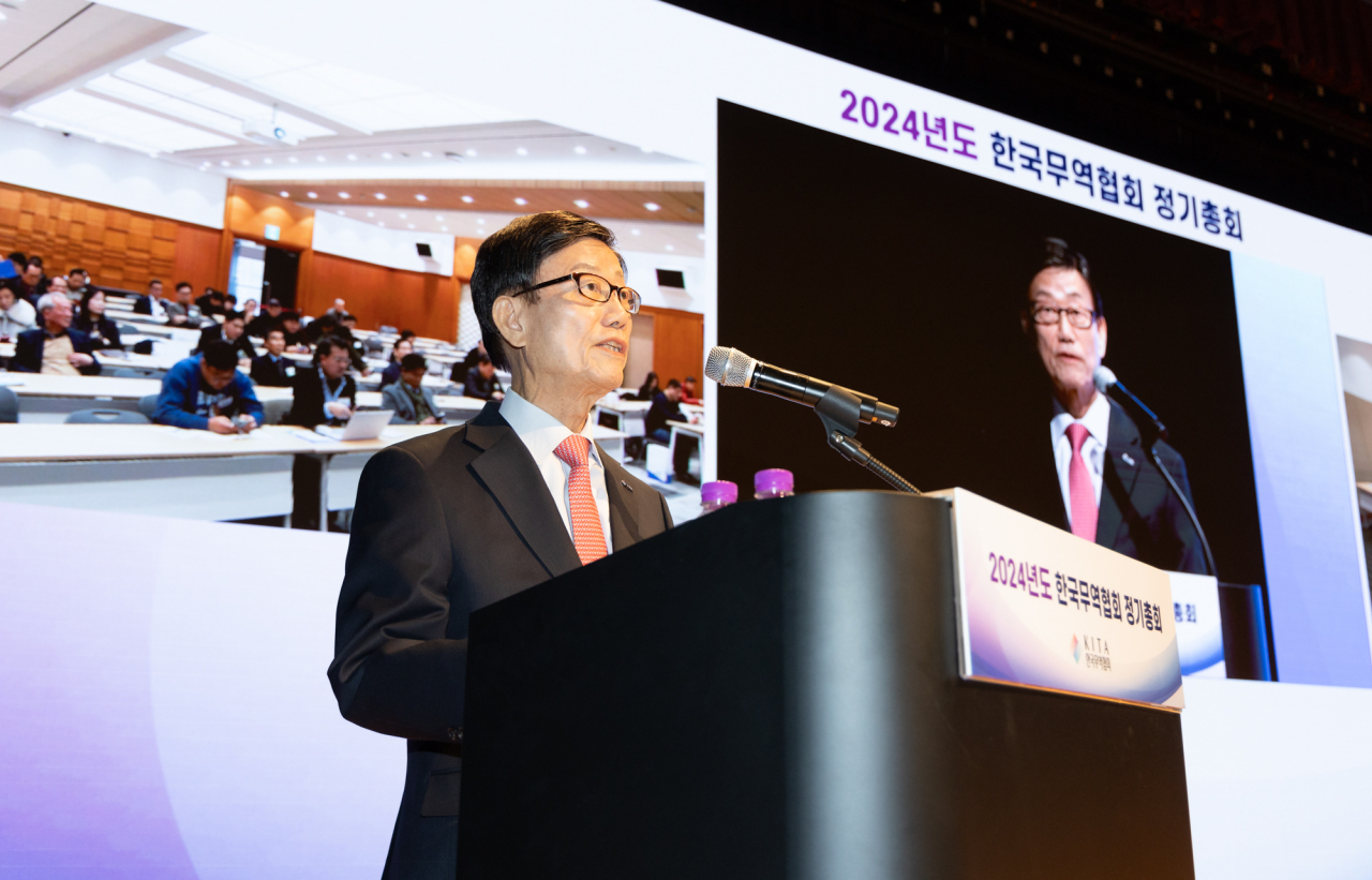 윤진식 한국무역협회 회장이 27일 서울 삼성동 코엑스에서 열린 ‘2024년 정기총회’에서 취임사를 하는 모습. [한국무역협회 제공]
