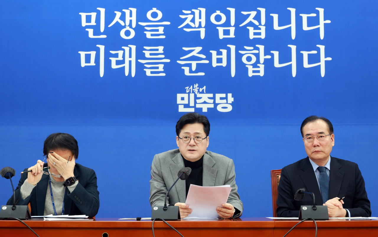 홍익표 더불어민주당 원내대표가 27일 오전 서울 국회에서 열린 더불어민주당 원내대책회의에서 발언하고 있다. [연합]
