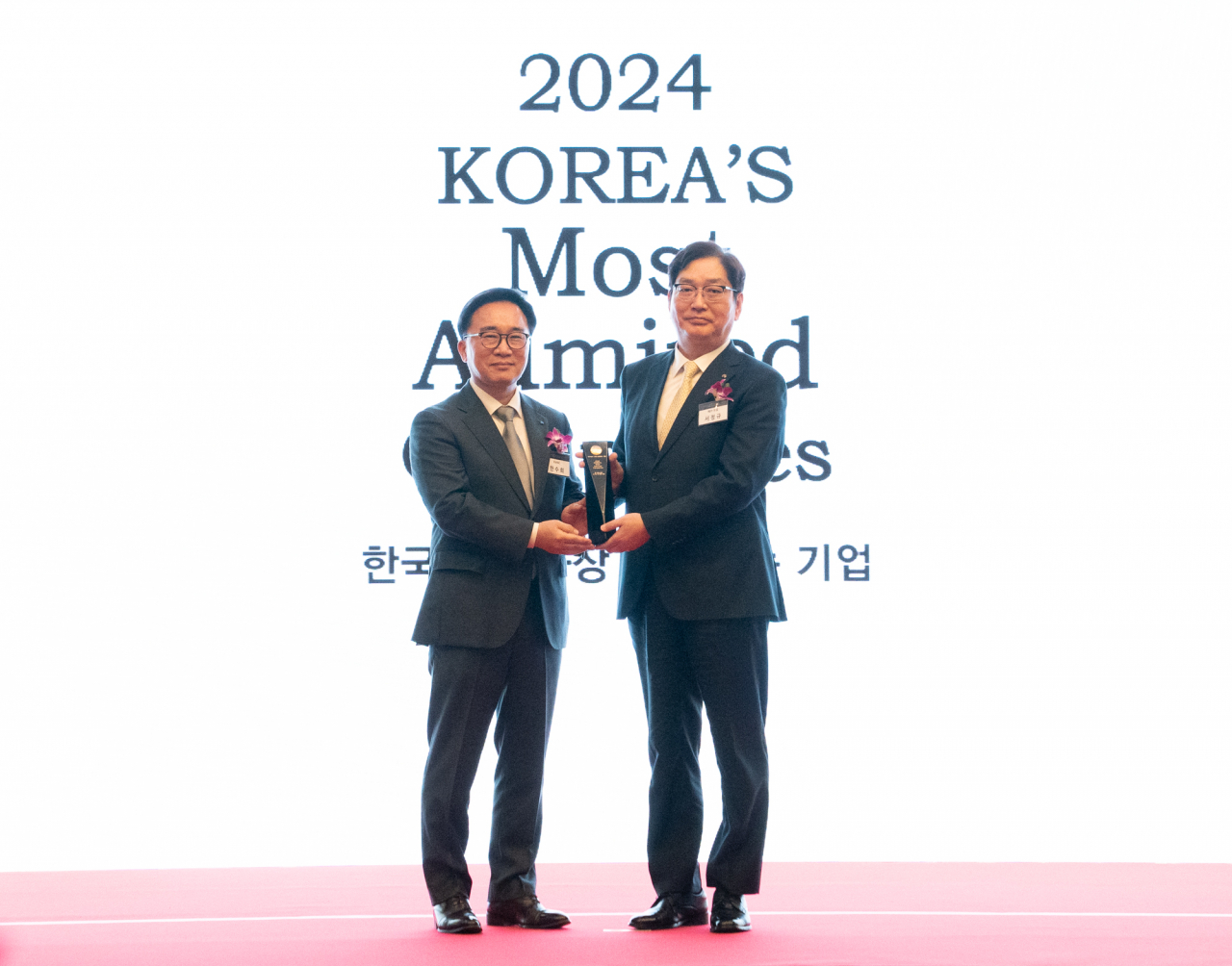 서정규 S-OIL 국내영업본부장(오른쪽)이 27일 열린 ‘2024 한국에서 가장 존경받는 기업’ 시상식에서 한수희 한국능률협회컨설팅(KMAC) 대표(왼쪽)와 기념 촬영을 하고 있다. [S-OIL 제공]