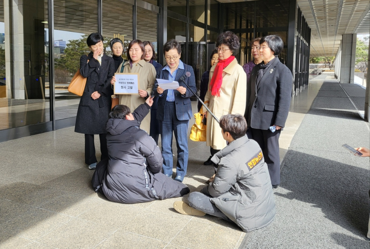 서울대 의대 함춘여자의사회와 분당서울대병원 여교수회 및 서울대, 연세대, 고려대, 이화여대, 가톨릭대 여동창회가 27일 오후 서울 서초구 서울중앙지검에서 박민수 보건복지부 제2차관에 대한 고발장을 제출하는 기자회견을 열고 있다. 박혜원 기자