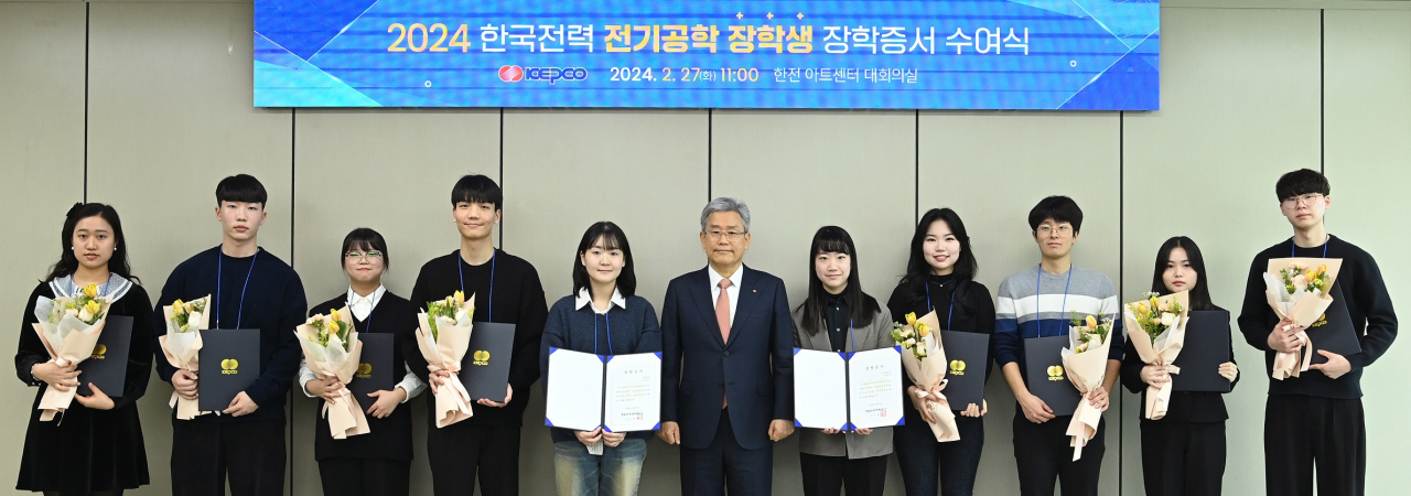 김동철(왼쪽 여섯번째) 한국전력 사장이 27일 오전 서울 서초구 한전 아트센터에서 진행된 ‘전기공학 장학생 장학증서 수여식’에서 수상자들과 기념촬영을 하고 있다.[한국전력 제공]