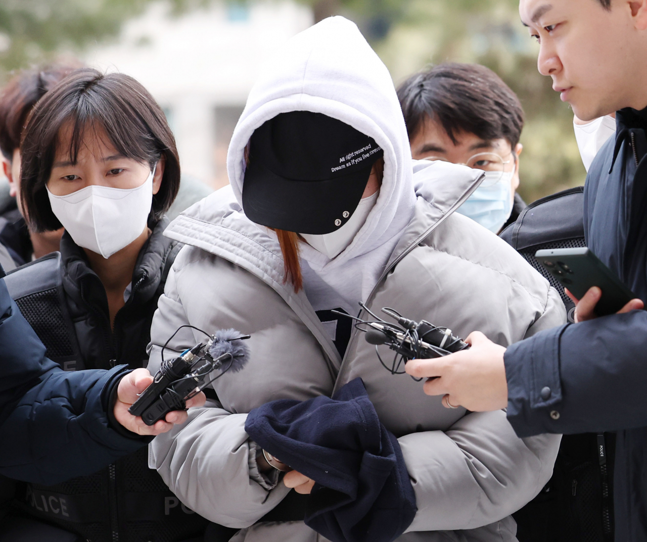 생후 2개월도 안 된 쌍둥이 자매를 모텔 침대에 엎어 재워 숨지게 한 20대 어머니가 4일 오후 구속 전 피의자 심문(영장실질심사)을 받기 위해 인천지법으로 들어서고 있다. [연합]