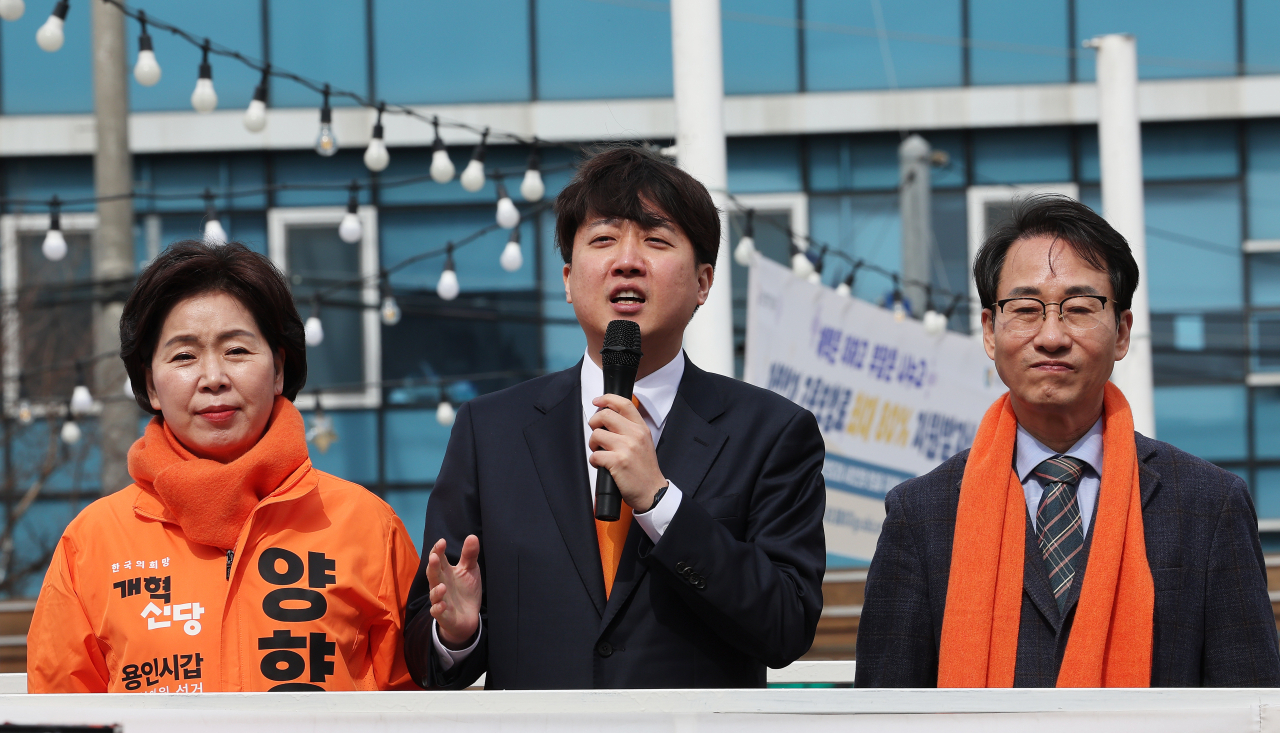(왼쪽부터) 개혁신당의 양향자 원내대표, 이준석 대표, 이원욱 의원. [연합]