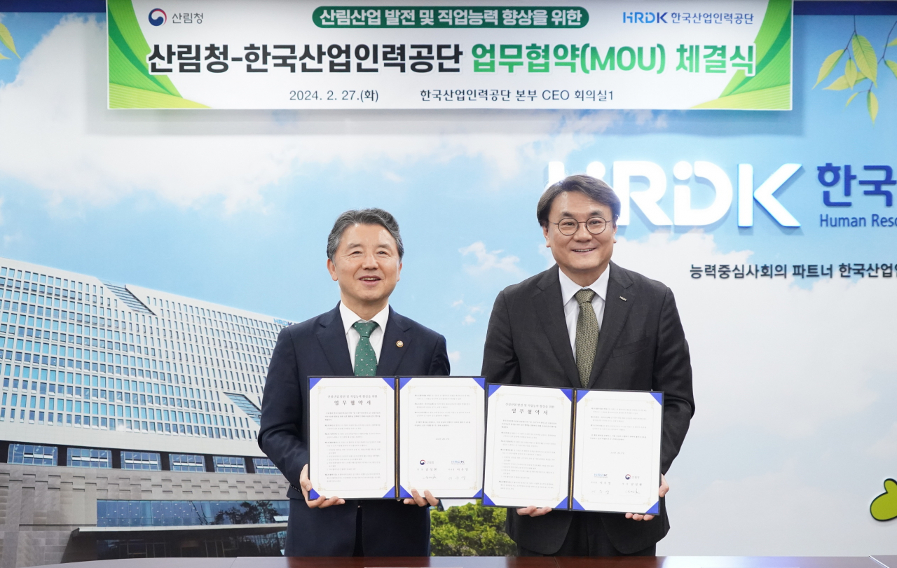 남성현 산림청장(좌)이 27일 산업인력공단 본사에서 이우영 이사장과 산림산업 발전 및 직업 능력향상을 위한 업무협약을 체결하고 기념촬영을 하고 있다.