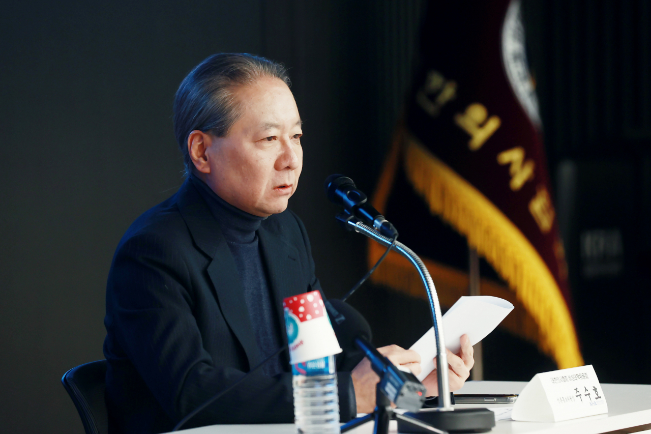 주수호 대한의사협회 비상대책위원회 언론홍보위원장이 27일 오후 서울 용산구 대한의사협회 회관에서 의협 비대위 정례브리핑을 하고 있다. [연합]