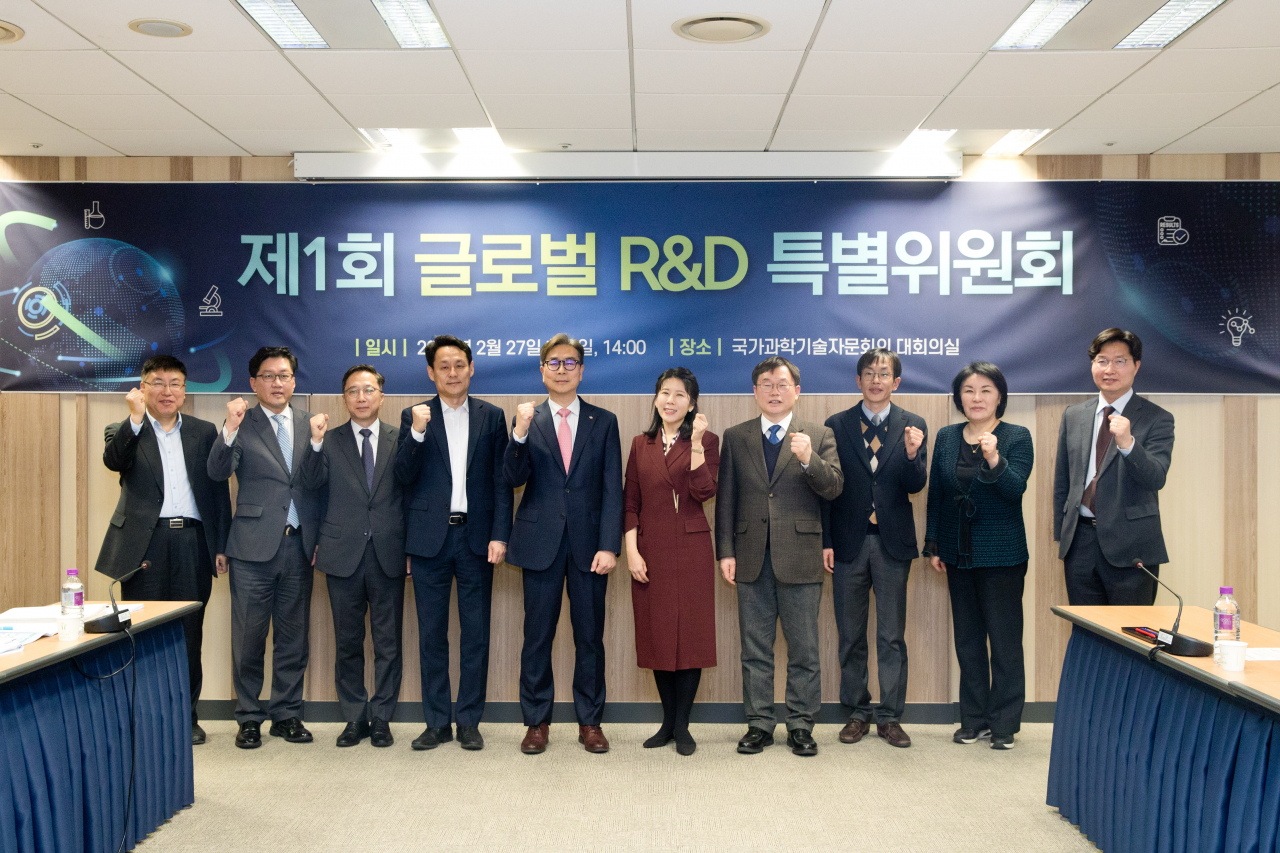 류광준 과학기술정보통신부 과학기술혁신본부장(왼쪽 두 번째)이 27일 오후 국가과학기술자문회의 대회의실에서 열린 '제1회 글로벌 R&D 특별위원회' 에서 위촉장을 받은 민간위원들과 기념촬영 하고 있다.[과기정통부 제공]