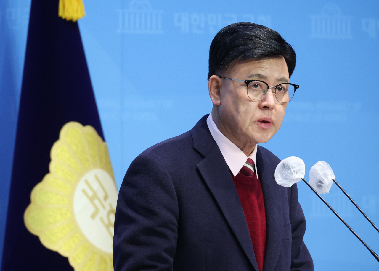 이명수 국민의힘 의원이 27일 국회에서 총선 불출마 선언을 하고 있다. [연합]