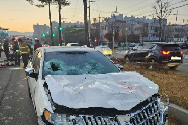 지난해 11월 22일 오전 6시 46분께 강원 춘천시 퇴계동 남춘천역 인근 도로에서 83세 남성 A 씨가 몰던 차량이 횡단보도를 건너던 보행자 3명을 들이받았다. [강원소방본부 제공]