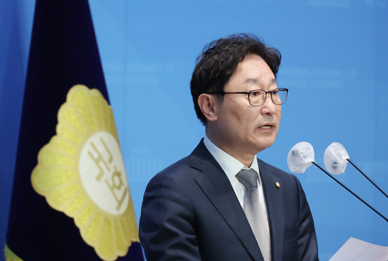 박범계 더불어민주당 중앙당 선거관리위원장이 27일 국회에서 경선 예비후보 제재조치 관련 브리핑을 하고 있다. [연합]