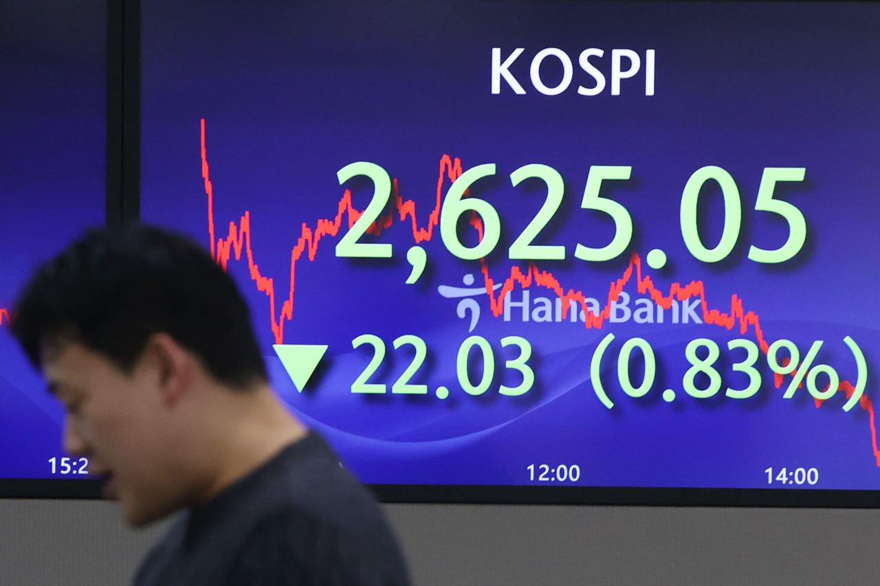An electronic board showing the Korea Composite Stock Price Index at a dealing room of the Hana Bank headquarters in Seoul on Tuesday. (Yonhap)