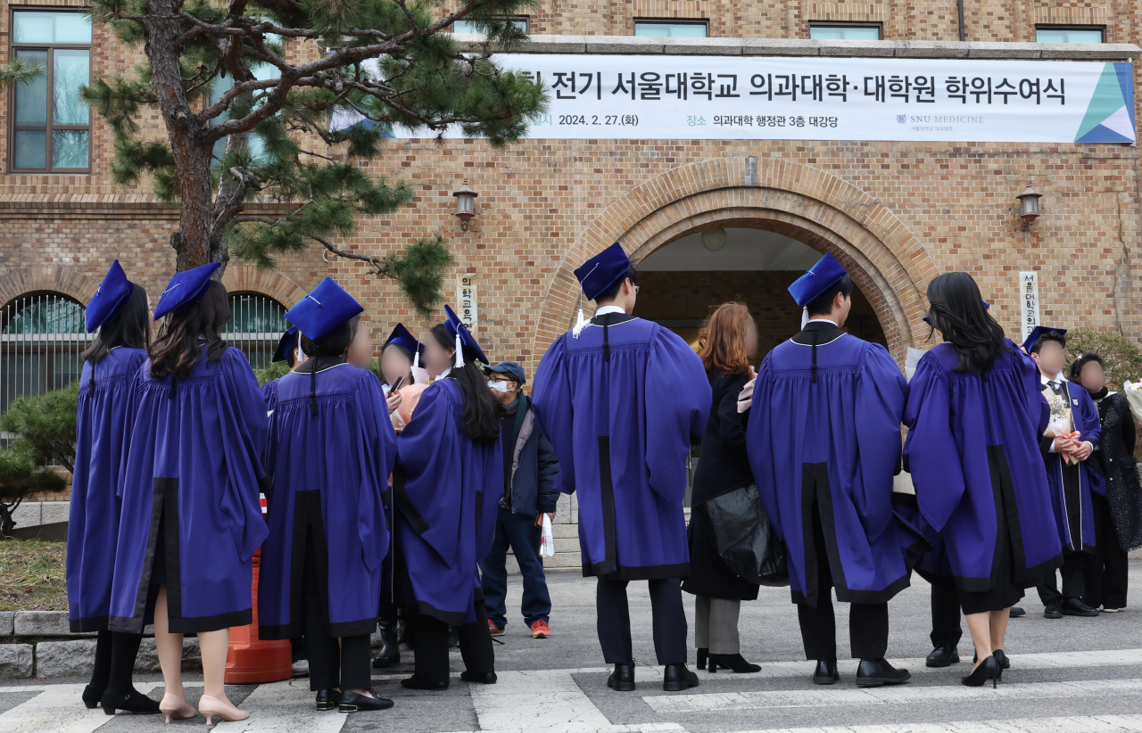 27일 오후 서울 종로구 서울대학교 의과대학에서 열린 '제78회 전기 서울대학교 의과대학·대학원 학위수여식'에 참석한 졸업생들이 기념 촬영을 하기 위해 기다리고 있다. [연합]