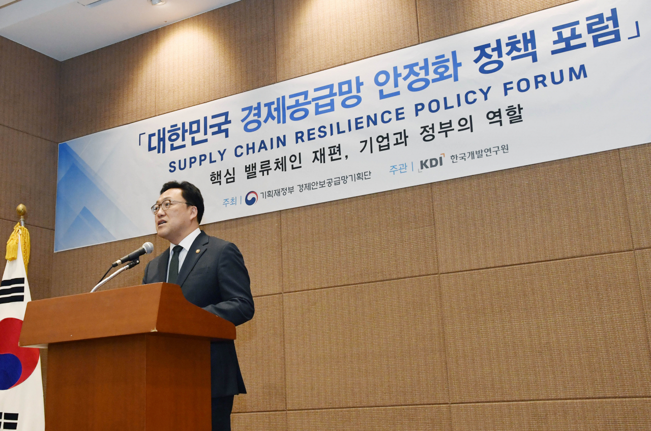 김병환 기획재정부 차관이 27일 오후 서울 서초구 서울지방조달청에서 열린 ‘대한민국 경제공급망 안정화 정책 포럼’에 참석해 개회사를 하고 있다. [기획재정부]