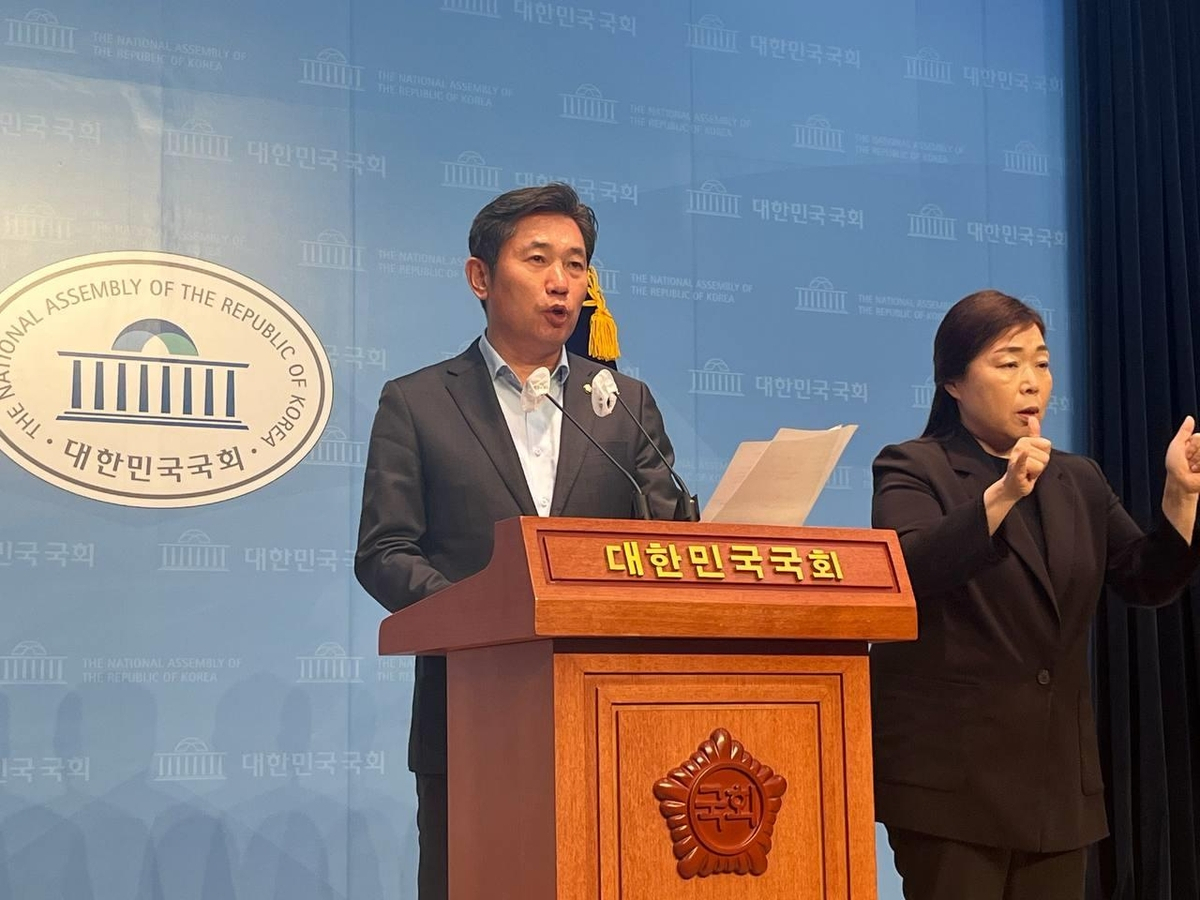 더불어민주당 조오섭 의원이 광주 북구갑 당내 경선 상대였던 정준호 예비후보의 불법 경선운동 의혹을 제기했다.