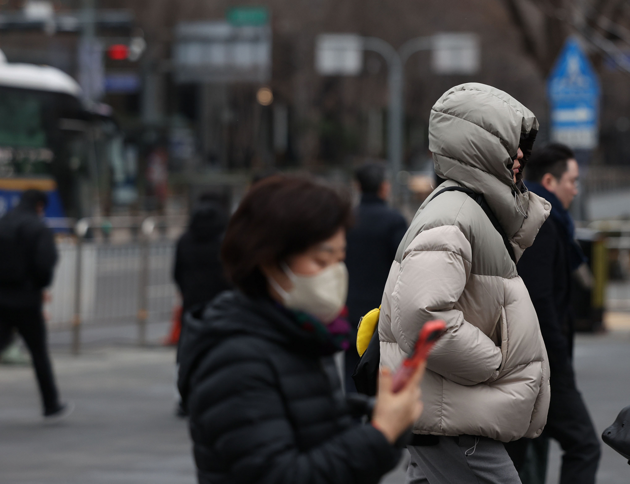 서울 광화문사거리에서 시민들이 이동하고 있다. [연합]