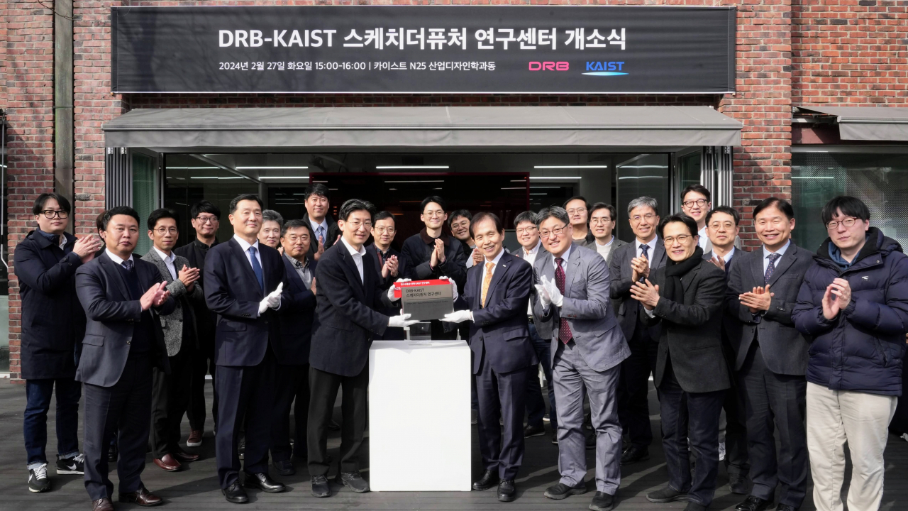 KAIST 27일 대전 본원 산업디자인학과동에 DRB-KAIST 스케치더퓨처 연구센터를 개소했다. 이윤환(앞줄 왼쪽 두 번째부터) 동일고무벨트 대표이사, 김세연 DRB 전략고문, 이광형 KAIST 총장, 배석형 스케치더퓨처 연구센터장.[KAIST 제공]