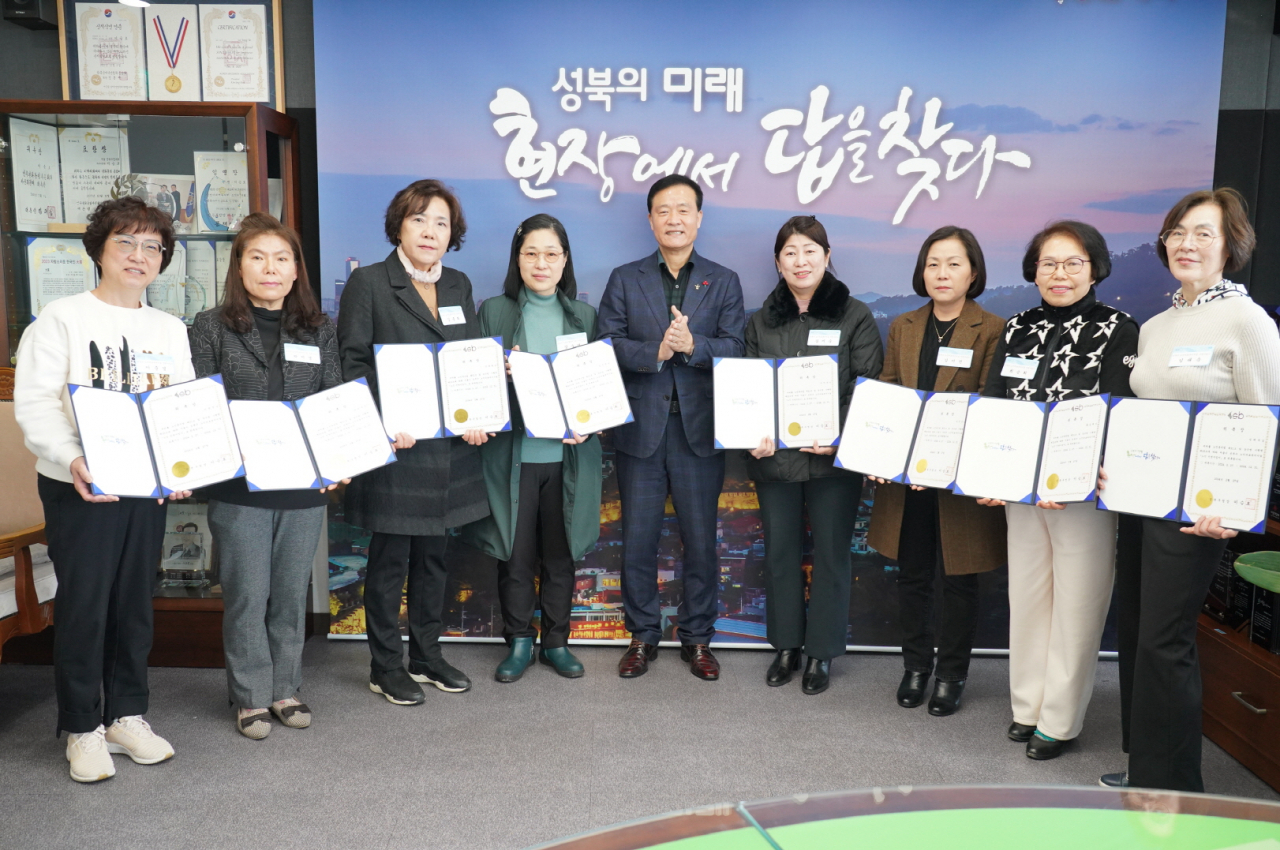 서울 성북구는 노인의료복지시설 인권지킴이 8명을 위촉했다고 28일 밝혔다. 사진은 위촉식.[성북구 제공]