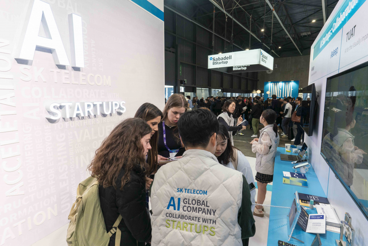 SK텔레콤은 MWC24의 부대행사인 4YFN(4 Years from Now)에서 ‘Global AI Company, Collaborate with Startups’를 슬로건으로 글로벌 진출을 희망하는 15개의 AI 스타트업의 혁신 아이디어와 기술을 전 세계에 선보였다. [SK텔레콤 제공]
