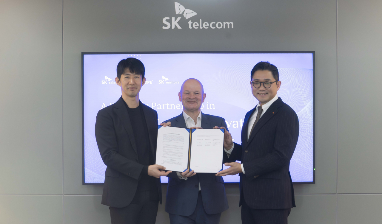 이종민 SK텔레콤 미래R&D 담당, 데이빗 크레이그 아이소톱 사장, 서상혁 SK엔무브 e-Fluids B2B사업실장(왼쪽부터)이 업무협약서를 들고 포즈를 취하고 있다.[SK텔레콤 제공]