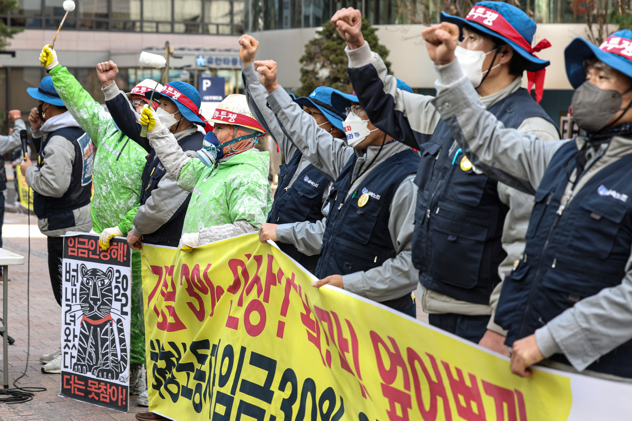 민주노총 전국 금속노조 조선하청노조지부 노조원들이 조선소에서 일하고 있는 하청노동자의 임금 인상 등 근로 조건 개선을 촉구하는 집회를 열고 있다. [연합]