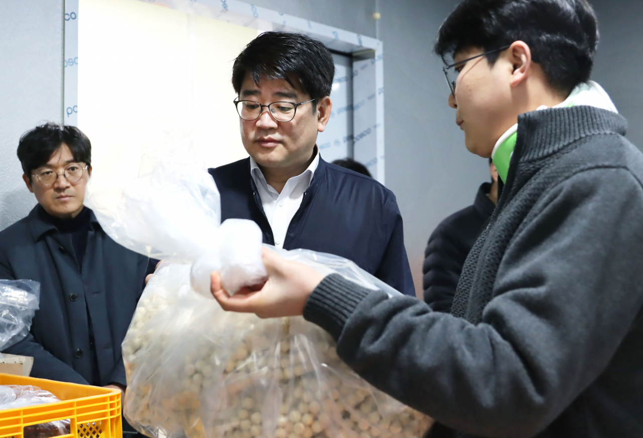 권재한(가운데) 농림축산식품부 농업혁신정책실장이 27일 오후 충북 옥천군 소재 청년농업인 농가를 찾아 재배현황 및 가공시설 등을 점검하고 있다.[농림축산식품부 제공]