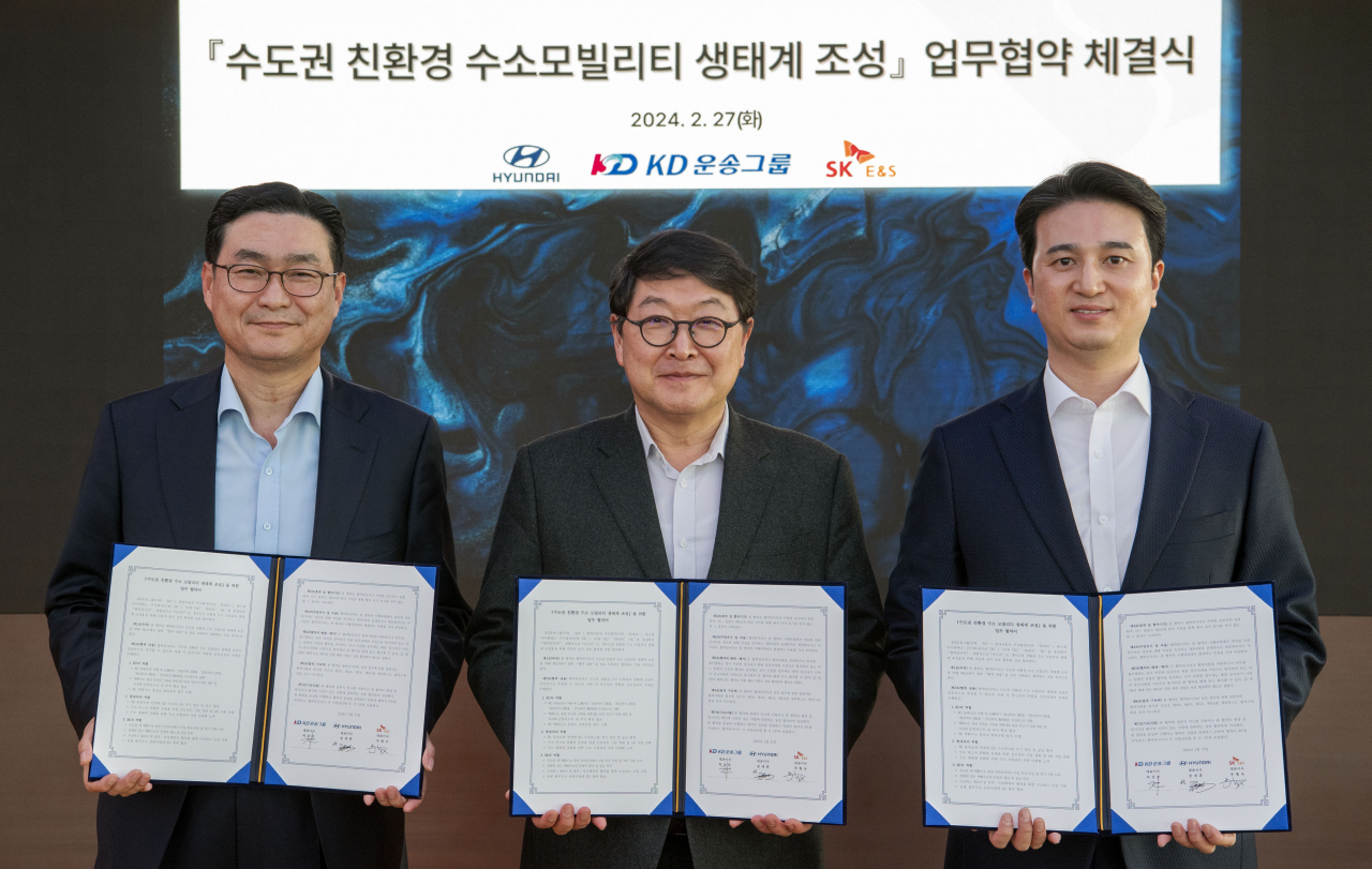 정유석(왼쪽부터) 현대차 국내사업본부장 부사장, 허상준 KD운송그룹 대표이사, 추형욱 SK E&S 대표이사가 지난 27일 서울 SK서린사옥에서 MOU를 체결하고 기념촬영을 하고 있다. [현대차 제공]