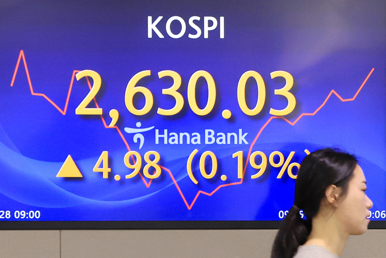 An electronic board showing the Korea Composite Stock Price Index at a dealing room of the Hana Bank headquarters in Seoul on Wednesday. (Yonhap)