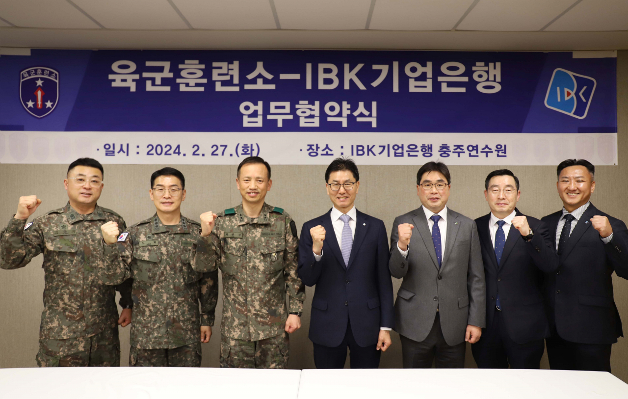 27일 IBK충주연수원에서 열린 업무협약식에서 박청준(가운데) IBK기업은행 개인고객그룹장, 최장식(왼쪽 세 번째) 육군훈련소장 및 관계자들이 기념촬영을 하고 있다. [IBK기업은행 제공]