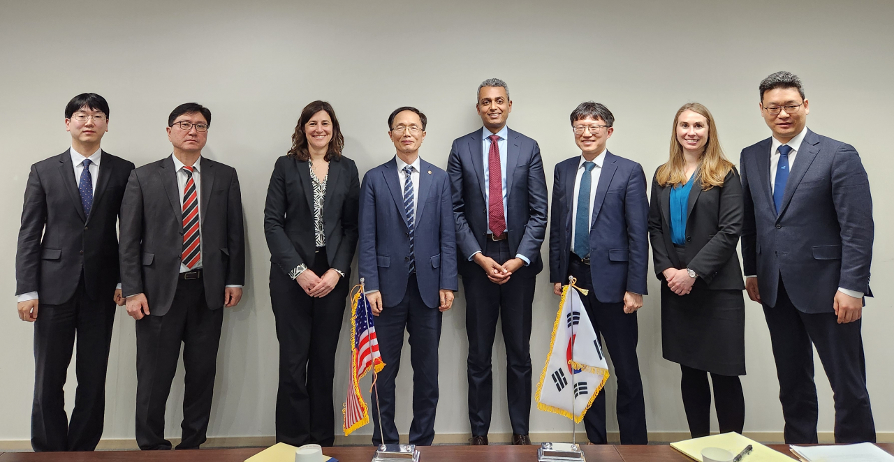 공정거래위원회는 조홍선 부위원장이 27일 서울 중구 한국공정거래조정원에서 미국 법무부 반독점국 마니쉬 쿠마르 부차관보와 양자 협의를 진행했다고 밝혔다. (왼쪽 네 번째) 조홍선 부위원장 (왼쪽 다섯 번째) 마니쉬 쿠마르 부차관보 [공정거래위원회]