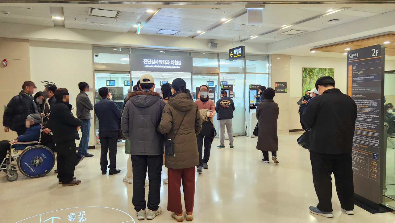 오전 7시 30분께 서울 신촌 세브란스 암병원 체혈실 앞에 환자들과 보호자들이 대기하고 있다. 안효정 기자