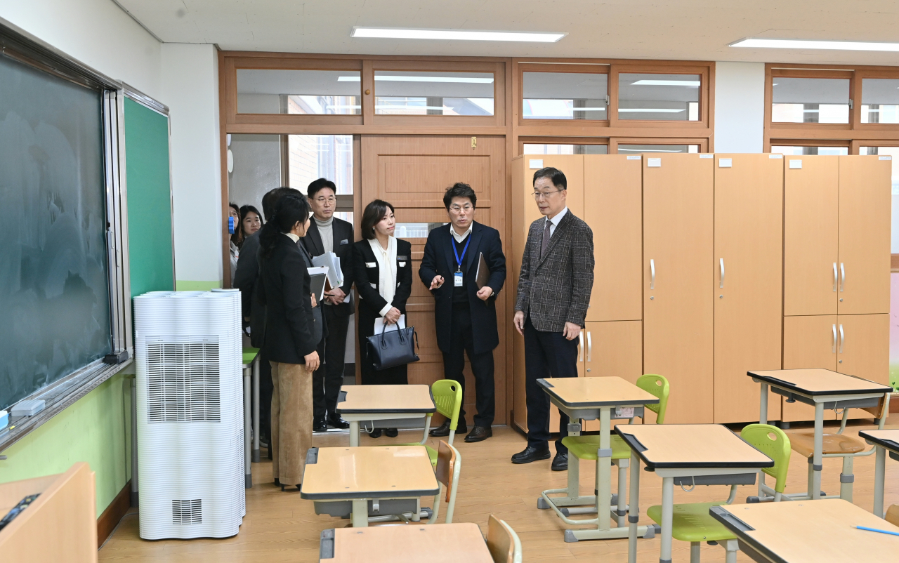 임종식 경북교육감이 최근 늘봄선도학교인 안동영호초를 방문해 학교 관계자들과 지원 방안을 논의하고 있다.[경북교육청 제공]