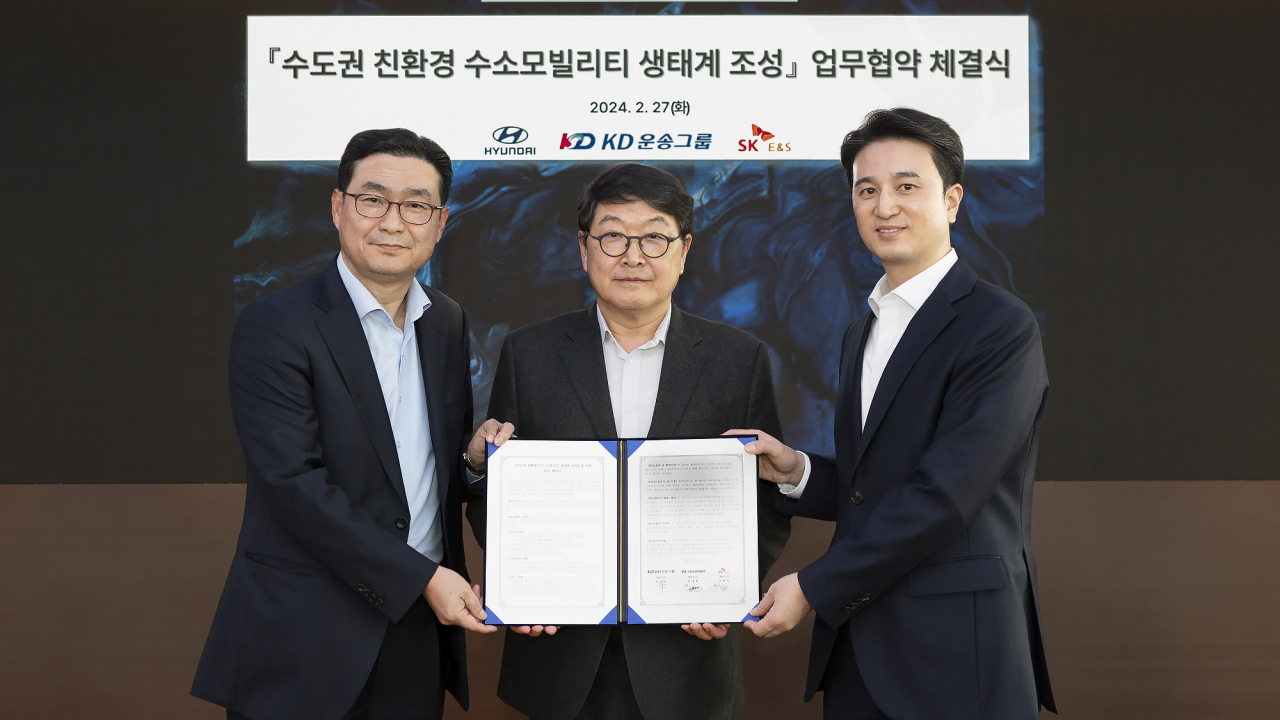추형욱(오른쪽부터) SK E&S 대표이사 사장과 허상준 KD운송그룹 대표이사 사장, 정유석 현대자동차 부사장이 27일 SK서린사옥에서 ‘수도권 친환경 수소 모빌리티 생태계 조성을 위한 업무협약(MOU)’을 체결한 뒤 기념촬영을 하고 있다. [SK E&S 제공]