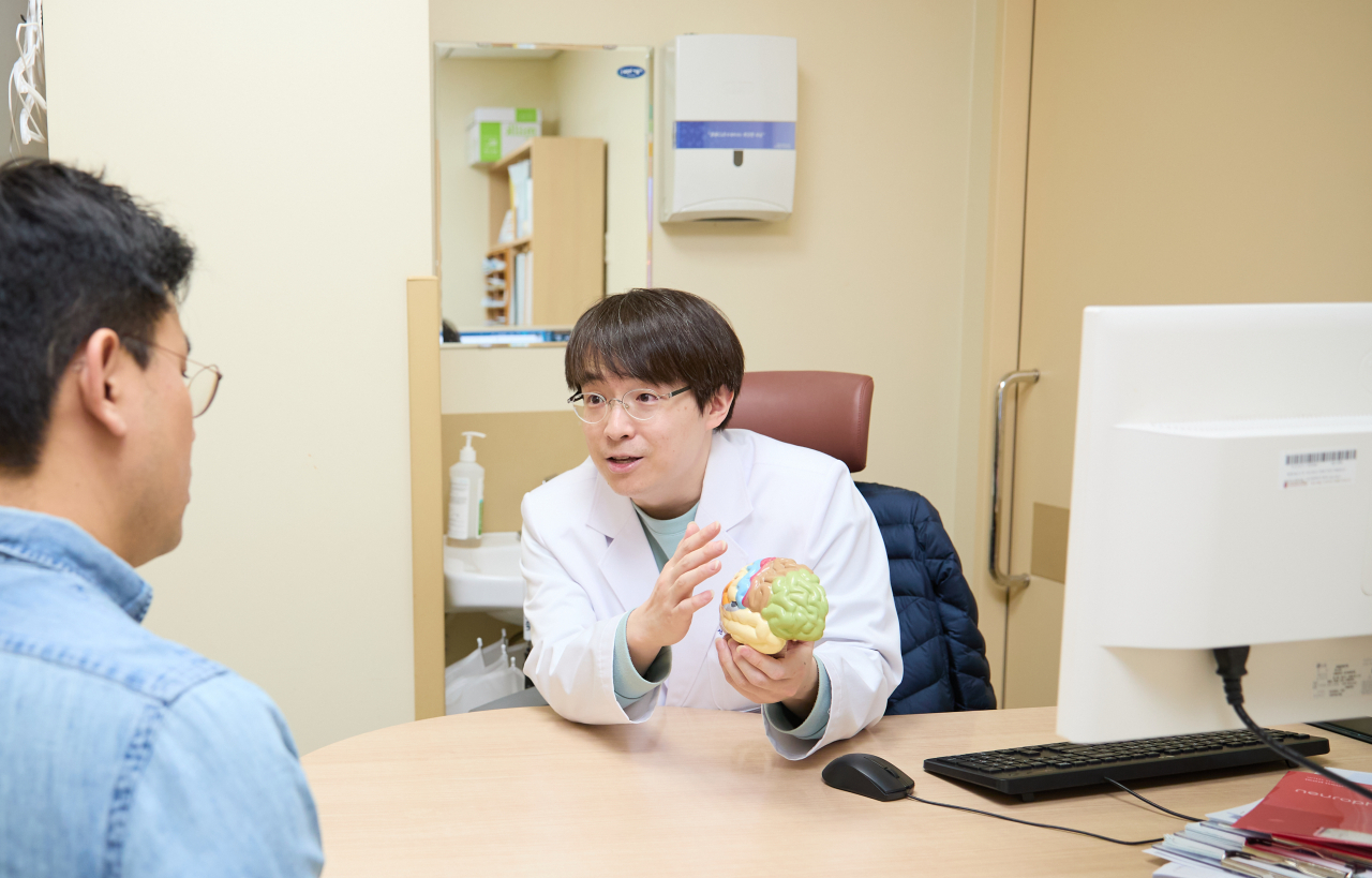 고려대 구로병원 신경과 강성훈 교수가 초로기 치매 의심환자에게 질병에 대해 설명하고 있다.
