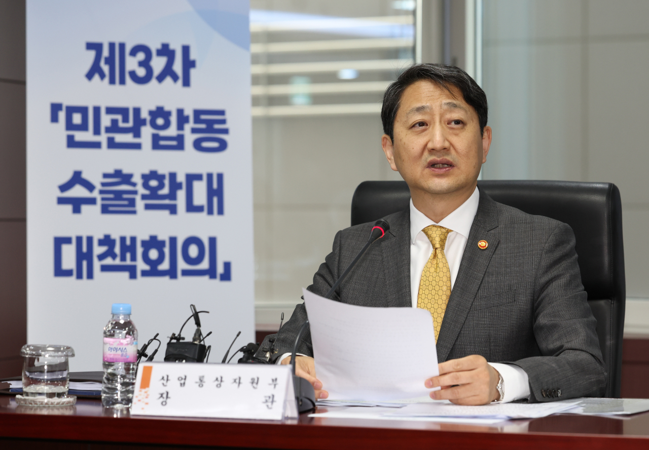 안덕근 산업통상자원부 장관(오른쪽 첫번째)이 28일 오전 서울 종로구 한국무역보험공사에서 열린 '제3차 민관합동 수출확대 대책회의'에서 모두발언하고 있다. 연합뉴스