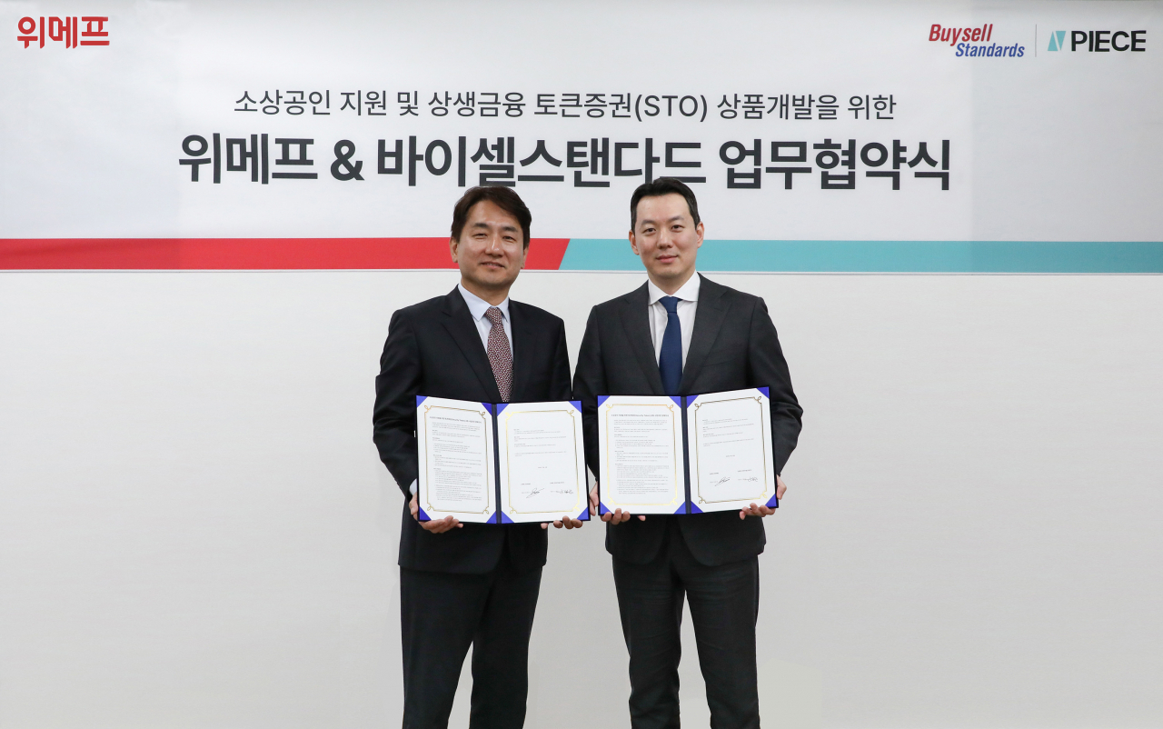 류화현(왼쪽) 위메프 대표와 신범준 바이셀스탠다드 대표가 27일 강남구 위메프 본사에서 열린 업무협약식에서 기념촬영하고 있다. [위메프 제공]