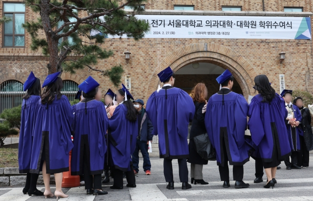 27일 오후 서울 종로구 서울대학교 의과대학에서 열린 '제78회 전기 서울대학교 의과대학·대학원 학위수여식'에 참석한 졸업생들이 기념 촬영을 하기 위해 기다리고 있다. [연합]