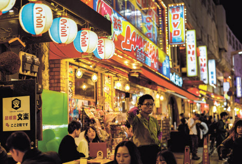 지난 15일 일본 도쿄의 아메요코 상점가에 있는 이자카야 펍 식당에서 손님들이 음식을 먹고 있다. [로이터]