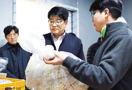 권재한(가운데) 농림축산식품부 농업혁신정책실장이 27일 오후 충북 옥천군 소재 청년농업인 농가를 찾아 재배현황 및 가공시설 등을 점검하고 있다. [농림축산식품부 제공]