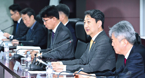 안덕근(오른쪽 두 번째) 산업통상자원부 장관이 28일 서울 종로구 한국무역보험공사에서 열린 민관합동 수출확대 대책회의에 참석해 모두발언을 하고 있다. 임세준 기자