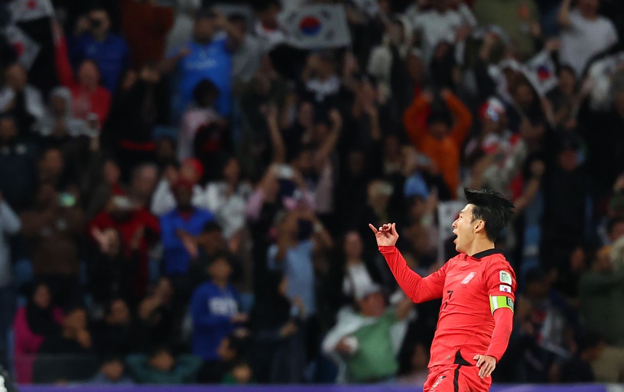 지난 2일(현지시간) 카타르 알와크라 알자 누브 스타디움 열린 2023 아시아축구연맹 (AFC) 아시안컵 8강전 한국과 호주의 경 기에서 손흥민이 연장 전반 프리킥으로 역 전골을 성공시킨 뒤 환호하고 있다. [연합]