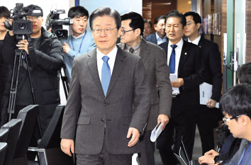 설훈 더불어민주당 의원이 이재명 대표 체제의 당 공천을 비판하며 28일 탈당을 선언했다. 설 의원이 이날 국회에서 기자회견을 마친 후 걸어나오고 있다(위쪽). 이재명 대표를 비롯한 민주당 지도부가 이날 서울 여의도 중앙당사에서 열린 최고위원회의에 입장하고 있다. [연합]·임세준 기자