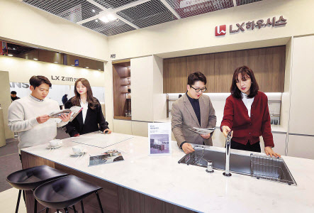 ‘2024 코리아빌드위크’ 관람객들이 LX하우시스 전시관을 살펴보고 있다. [LX하우시스 제공]