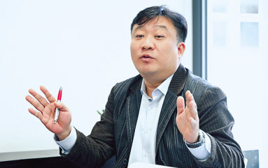 정명훈 KT DX사업본부 IoT사업담당이 27일(현지시간) MWC 2024 행사장에서 온디바이스 AIoT에 대해 브리핑하고 있다. [KT 제공]