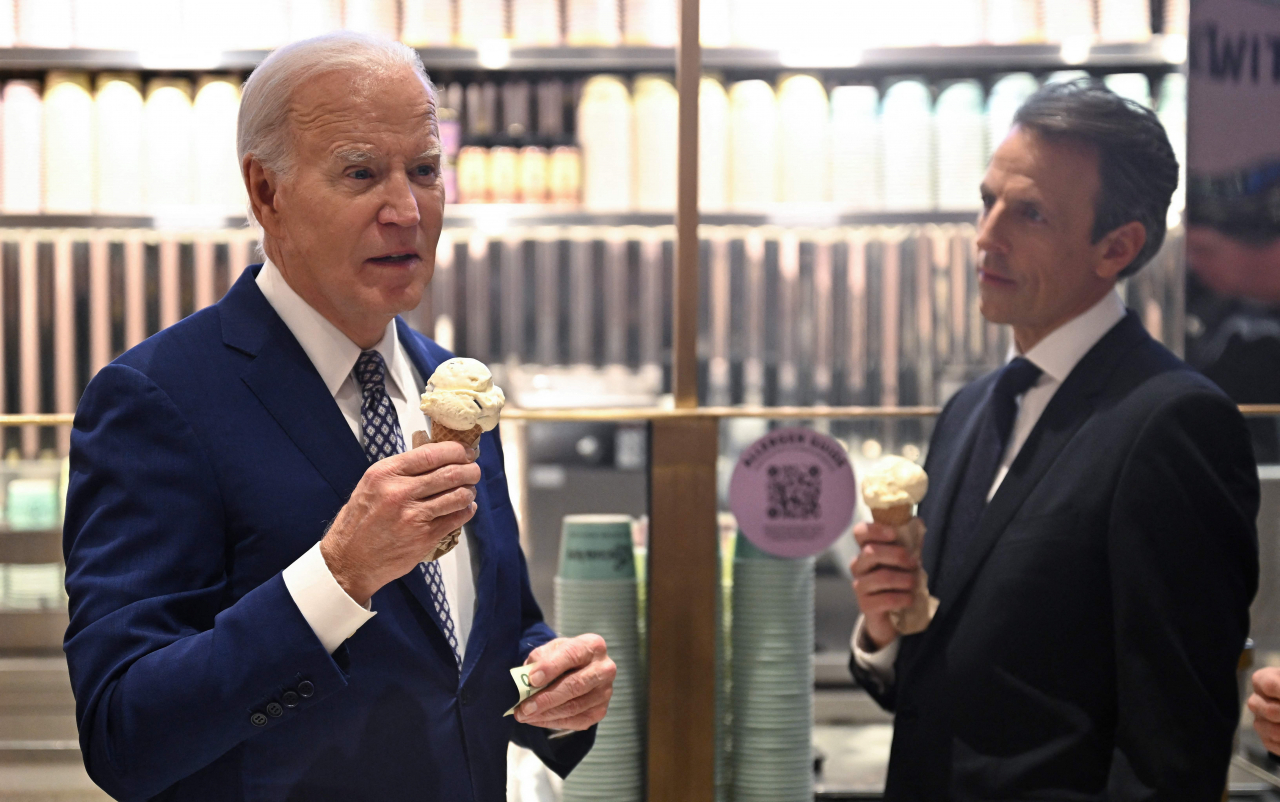 조 바이든 미국 대통령이 26일(현지시간) 뉴욕 시내에서 NBC 심야 토크쇼 '레이트 나이트 위드 세스 마이어스' 인터뷰를 마친 뒤, 이 프로 진행자와 함께 아이스크림을 먹고 있다. 이날 바이든 대통령의 인터뷰 시간에 맞춰 시내에서는 이스라엘과 팔레스타인 하마스 간 휴전을 촉구하는 시위가 벌어졌다. [연합]