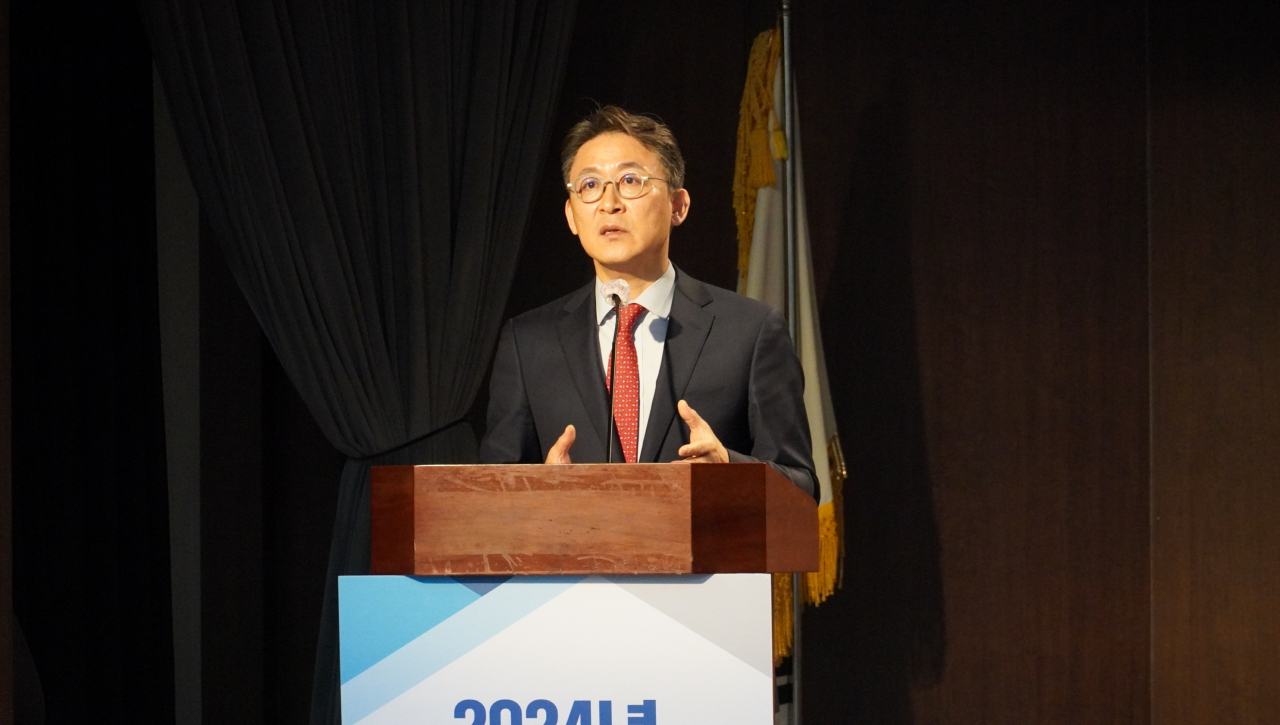 28일 오전 서울 중구 은행회관에서 열린 핀테크산업협회 주최 ‘2024년 플랫폼을 활용한 금융경쟁력 제고와 대응방안’에 참석한 권대영 금융위원회 사무처장이 축사를 하고 있다.[핀테크산업협회 제공]