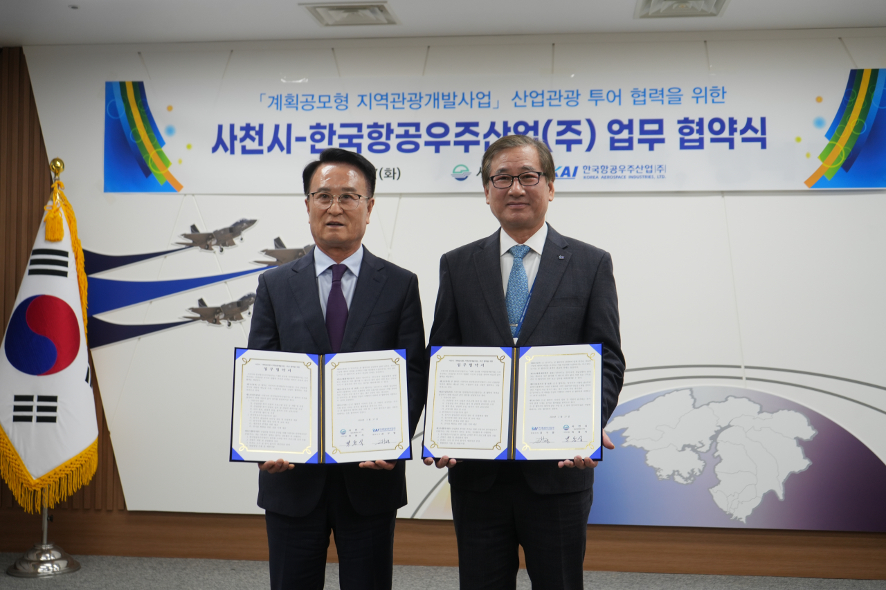 강구영 KAI 사장(오른쪽)과 박동식 사천시장이 27일 사천시청에서 항공우주분야 산업관광 체계 구축을 위한 업무협약을 체결하고 기념촬영을 하고 있다. [KAI 제공]