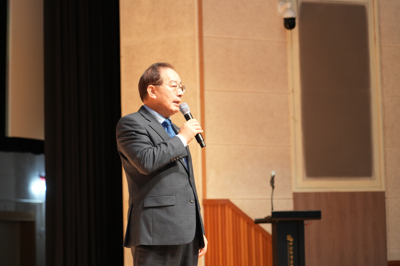 하윤수 부산시교육감이 28일 오전 부산시교육청 학생교육문화회관 대강당에서 열린 ‘2024학년도 학교체육 및 아침체인지 기본계획 설명회’에서 아침체인지 활동의 중요성을 설명하고 있다. [사진=부산교육청]