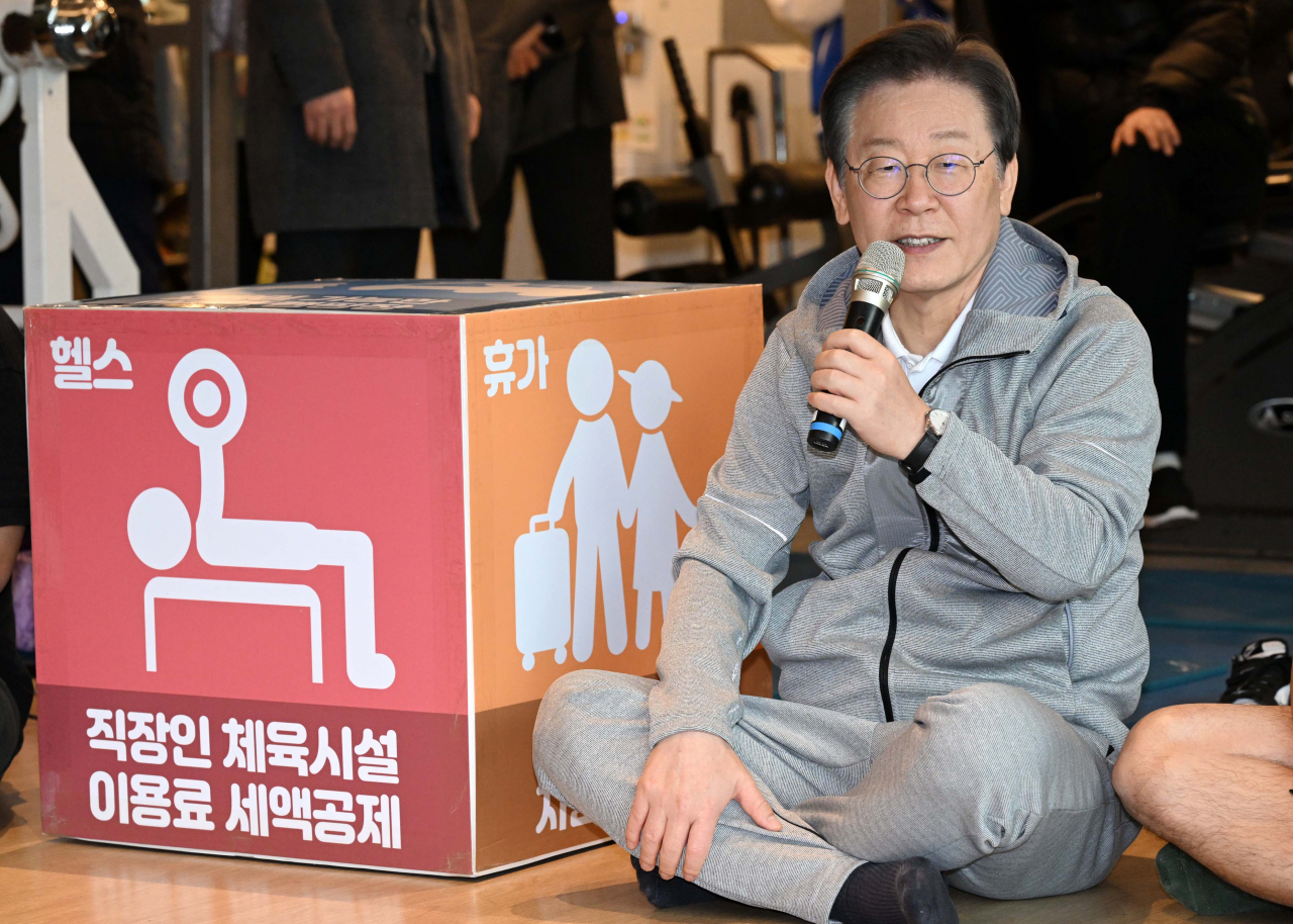 더불어민주당 이재명 대표가 28일 은평구 한 헬스장에서 직장인 정책간담회를 하고 있다. [연합]