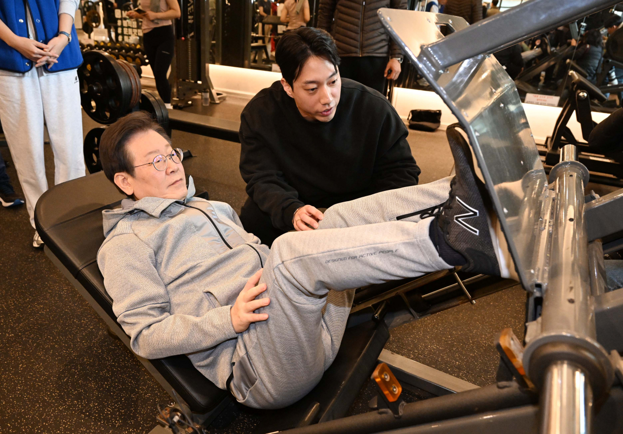 더불어민주당 이재명 대표가 28일 은평구 한 헬스장에서 직장인 정책간담회 전 운동을 하고 있다. [연합]